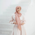 Seradia Hijab Segi Empat Monogram S